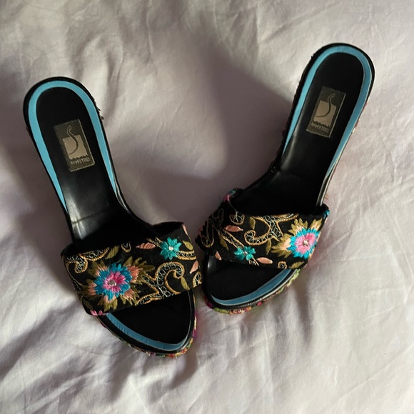 Embroidered wedge heels open toe shoes - Picture 2 of 8